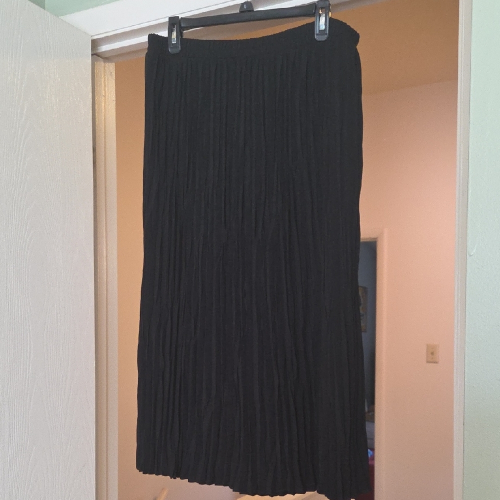Simply Vera Vera Wang Black Pleated Midi Skirt